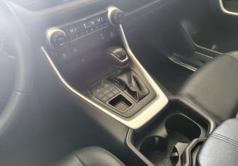 Подержанный автомобиль Toyota RAV4 2020 года (10 фото)