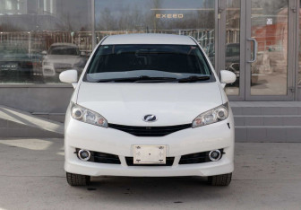 Подержанный автомобиль Toyota Wish Minivan 2012 года (2 фото)