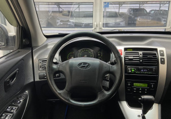 Подержанный автомобиль Hyundai Tucson 2007 года (12 фото)