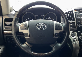Подержанный автомобиль Toyota Land Cruiser Suv 2013 года (13 фото)