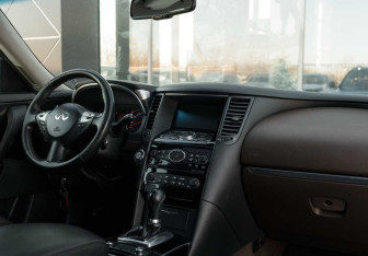 Подержанный автомобиль Infiniti FX 2010 года (10 фото)
