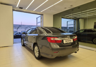 Подержанный автомобиль Toyota Camry Sedan 2013 года (6 фото)