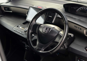 Подержанный автомобиль Honda Freed 2010 года (11 фото)