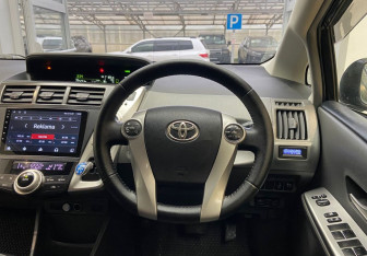Подержанный автомобиль Toyota Prius Alpha 2011 года (9 фото)