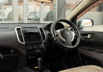 Подержанный автомобиль Nissan Wingroad 2005 года (10 фото)