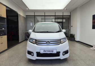 Подержанный автомобиль Honda Freed 2013 года (2 фото)