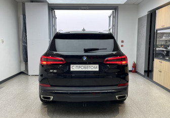 Подержанный автомобиль BMW X5 2019 года (6 фото)