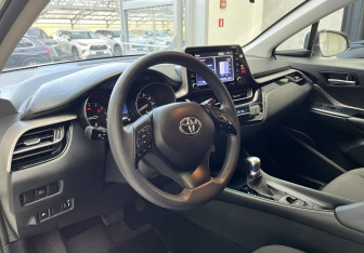 Подержанный автомобиль Toyota C-HR 2021 года (7 фото)