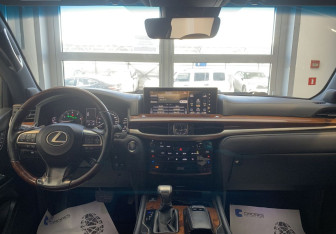 Подержанный автомобиль Lexus LX 2016 года (14 фото)