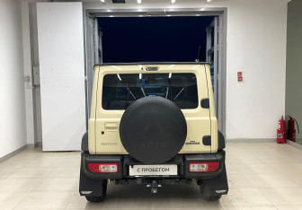 Подержанный автомобиль Suzuki Jimny 2020 года (5 фото)
