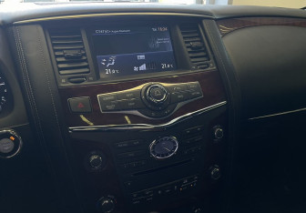 Подержанный автомобиль Infiniti QX80 2014 года (15 фото)