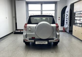 Подержанный автомобиль Toyota RAV4 2010 года (5 фото)