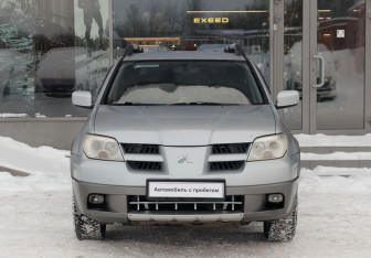 Подержанный автомобиль Mitsubishi Outlander 2004 года (2 фото)