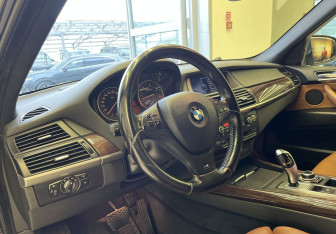 Подержанный автомобиль BMW X5 2009 года (7 фото)