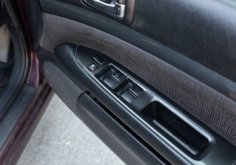 Подержанный автомобиль Toyota Mark II Wagon 2002 года (15 фото)