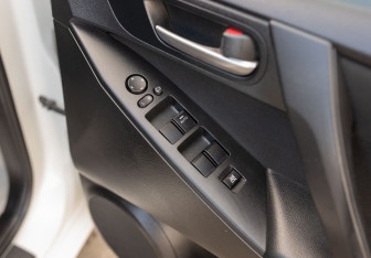 Подержанный автомобиль Mazda Axela Sedan 2012 года (17 фото)