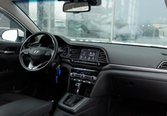 Подержанный автомобиль Hyundai Elantra Sedan 2019 года (10 фото)
