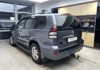 Подержанный автомобиль Toyota Land Cruiser Prado 2005 года (7 фото)