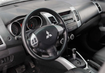 Подержанный автомобиль Mitsubishi Outlander 2007 года (11 фото)
