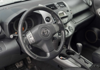 Подержанный автомобиль Toyota RAV4 2008 года (11 фото)