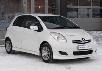 Подержанный автомобиль Toyota Vitz 2009 года (3 фото)