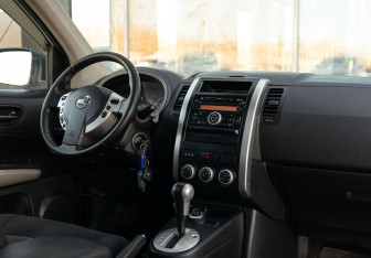 Подержанный автомобиль Nissan X-Trail 2012 года (10 фото)