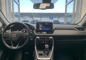 Подержанный автомобиль Toyota RAV4 2020 года (14 фото)