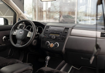 Подержанный автомобиль Nissan Tiida Hatchback 2008 года (10 фото)