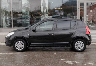 Подержанный автомобиль Renault Sandero 2011 года (8 фото)