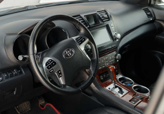 Подержанный автомобиль Toyota Highlander 2011 года (11 фото)