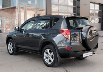 Подержанный автомобиль Toyota RAV4 2007 года (7 фото)