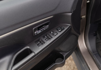 Подержанный автомобиль Mitsubishi ASX 2011 года (17 фото)