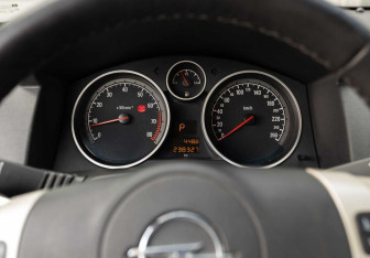 Подержанный автомобиль Opel Astra Sedan 2008 года (12 фото)