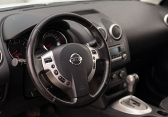 Подержанный автомобиль Nissan Qashqai 2012 года (11 фото)