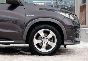 Подержанный автомобиль Honda Vezel 2013 года (9 фото)