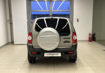 Подержанный автомобиль Chevrolet Niva 2011 года (6 фото)
