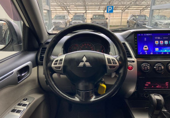 Подержанный автомобиль Mitsubishi Pajero Sport 2011 года (12 фото)