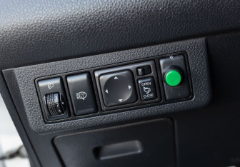 Подержанный автомобиль Nissan Tiida Hatchback 2010 года (17 фото)