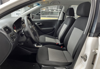 Подержанный автомобиль Volkswagen Polo Sedan 2012 года (13 фото)