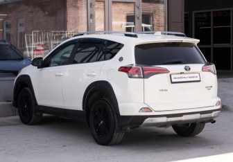 Подержанный автомобиль Toyota RAV4 2017 года (7 фото)