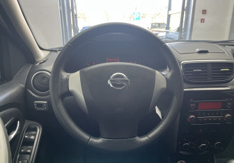 Подержанный автомобиль Nissan Terrano 2015 года (10 фото)
