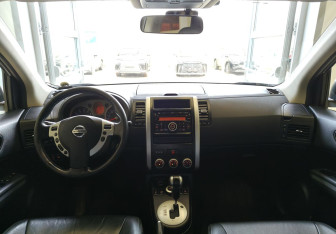 Подержанный автомобиль Nissan X-Trail 2010 года (8 фото)