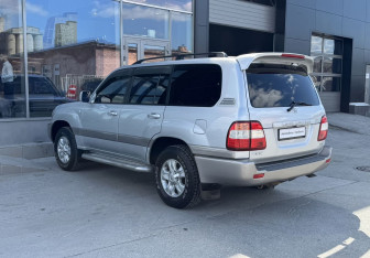 Подержанный автомобиль Toyota Land Cruiser Suv 2006 года (7 фото)