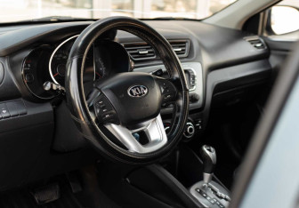 Подержанный автомобиль Kia Rio Hatchback 2015 года (11 фото)