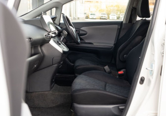 Подержанный автомобиль Toyota Wish Minivan 2011 года (21 фото)