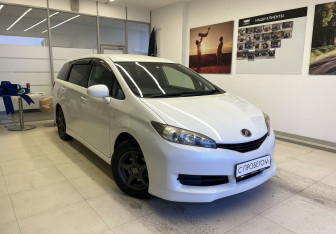 Подержанный автомобиль Toyota Wish Minivan 2011 года (3 фото)