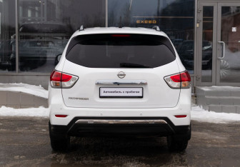 Подержанный автомобиль Nissan Pathfinder 2014 года (6 фото)