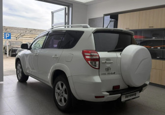 Подержанный автомобиль Toyota RAV4 2011 года (4 фото)