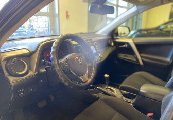 Подержанный автомобиль Toyota RAV4 2015 года (9 фото)