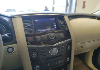Подержанный автомобиль Infiniti QX56 2012 года (12 фото)